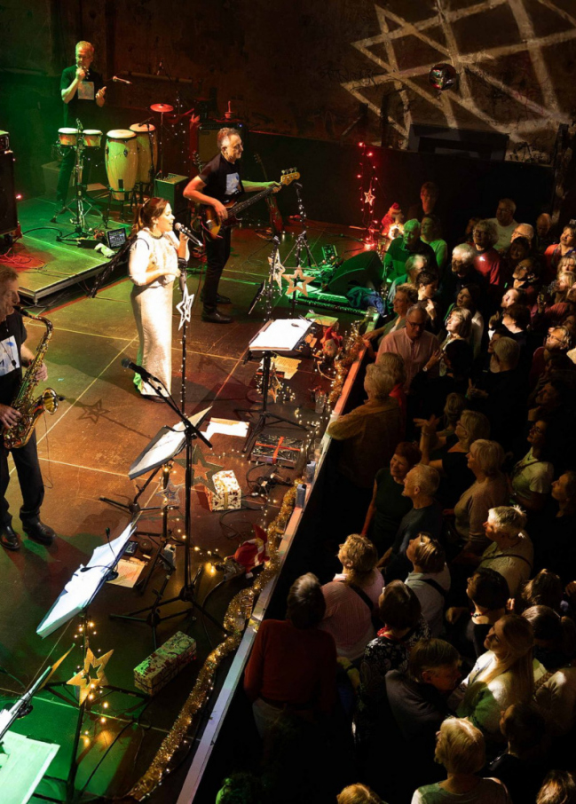 7629-Buehne-von-oben-scaled